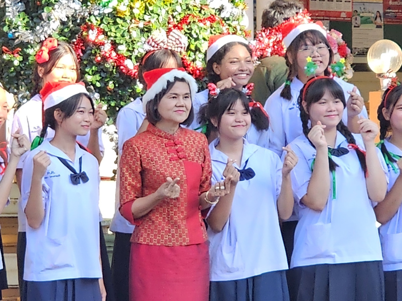 LINE_ALBUM_2566-12-20 วันคริสมาตร์66_๒๓๑๒๒๒_201.jpg
