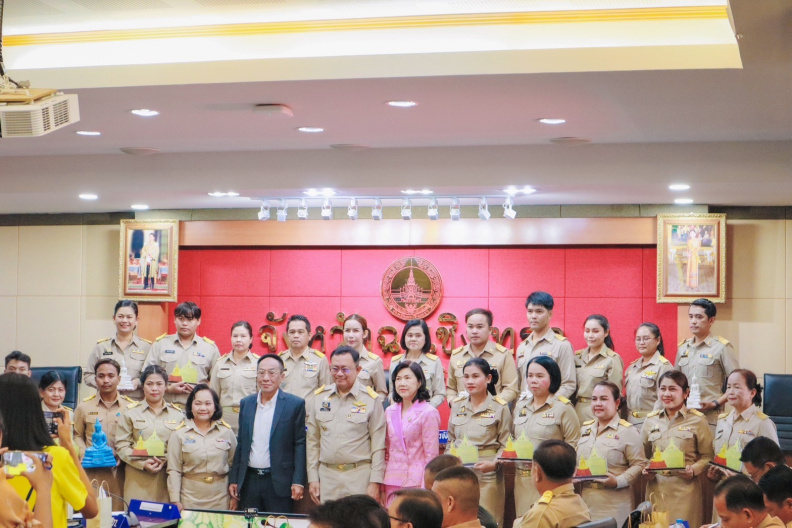 LINE_ALBUM_2566-12-18 มอบรางวัลประกวดขบวนแห่หลวงพ่อโสธ_๒๓๑๒๒๓_39.jpg