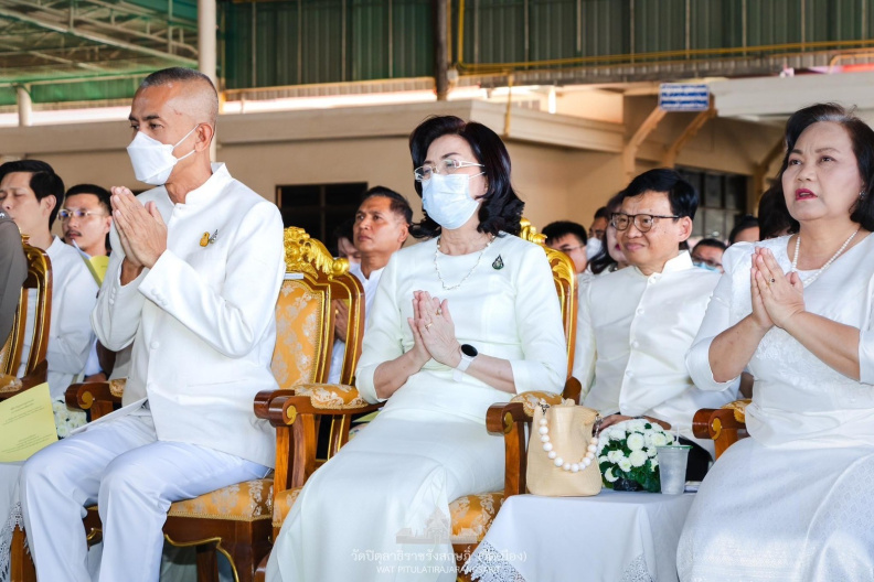 LINE_ALBUM_พิธีเจริญพระพุทธมนต์ถวายพระพรชัยมงคล_๒๓๑๒๐๖_44.jpg