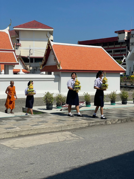 LINE_ALBUM_พิธีเจริญพระพุทธมนต์ถวายพระพรชัยมงคล_๒๓๑๒๐๖_15.jpg