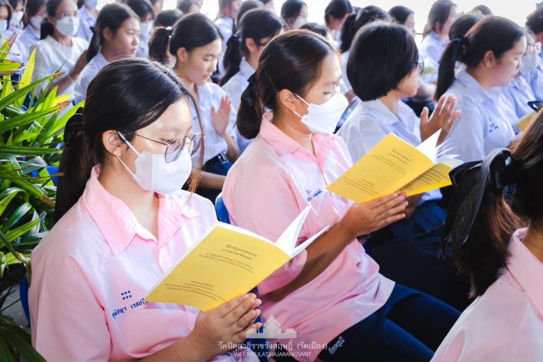 LINE_ALBUM_พิธีเจริญพระพุทธมนต์ถวายพระพรชัยมงคล_๒๓๑๒๐๖_24.jpg