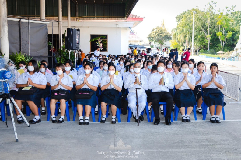LINE_ALBUM_พิธีเจริญพระพุทธมนต์ถวายพระพรชัยมงคล_๒๓๑๒๐๖_35.jpg