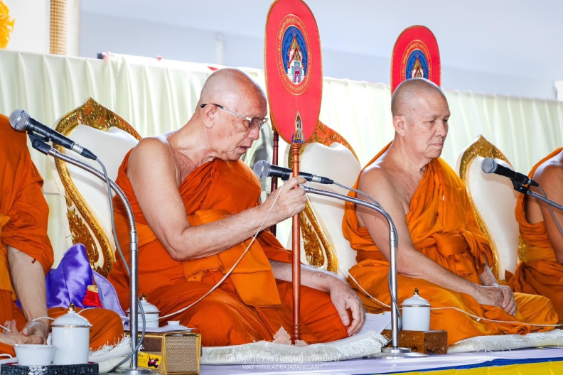 LINE_ALBUM_พิธีเจริญพระพุทธมนต์ถวายพระพรชัยมงคล_๒๓๑๒๐๖_38.jpg