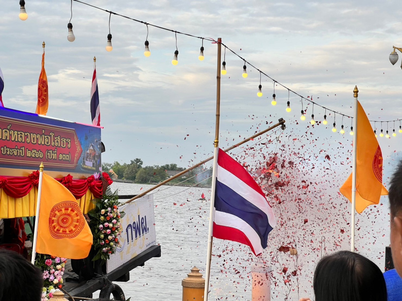 LINE_ALBUM_261166 แห่หลวงพ่อโสธรทางน้ำ_231127_18.jpg